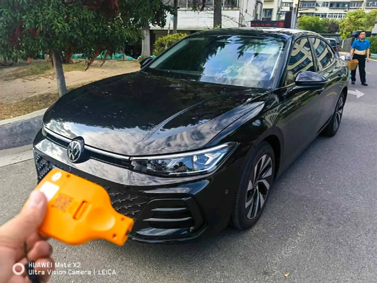 2025 Volkswagen Passat 2.0T 220HP L4 7DCT