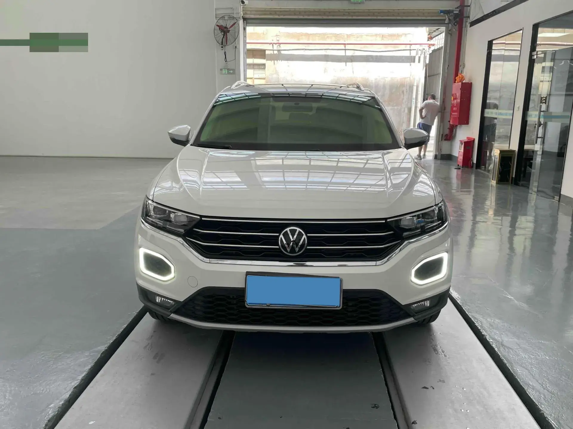 2022 VOLKSWAGEN T-ROC thumbnail 2