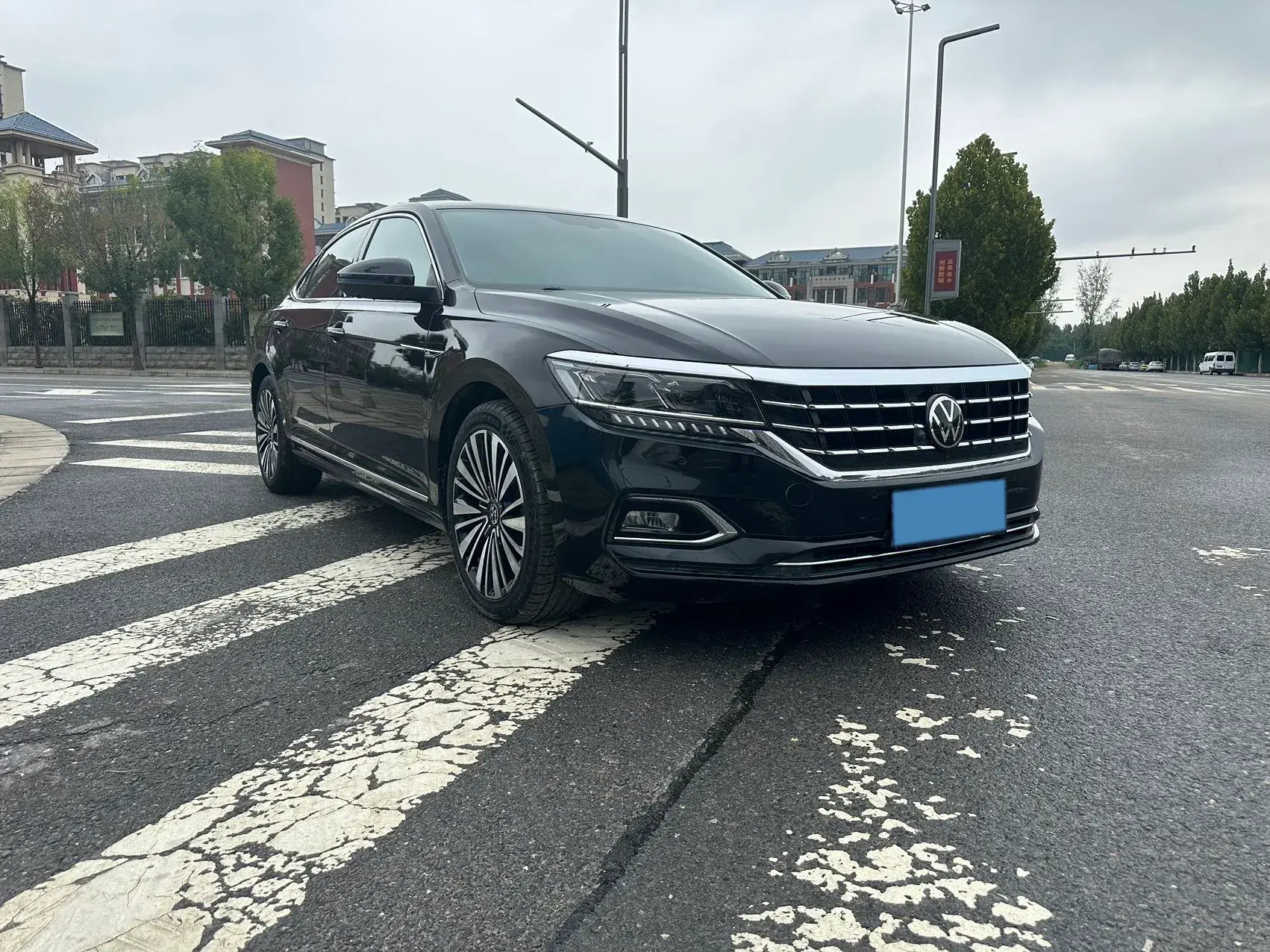 2021 VOLKSWAGEN PASSAT thumbnail 3