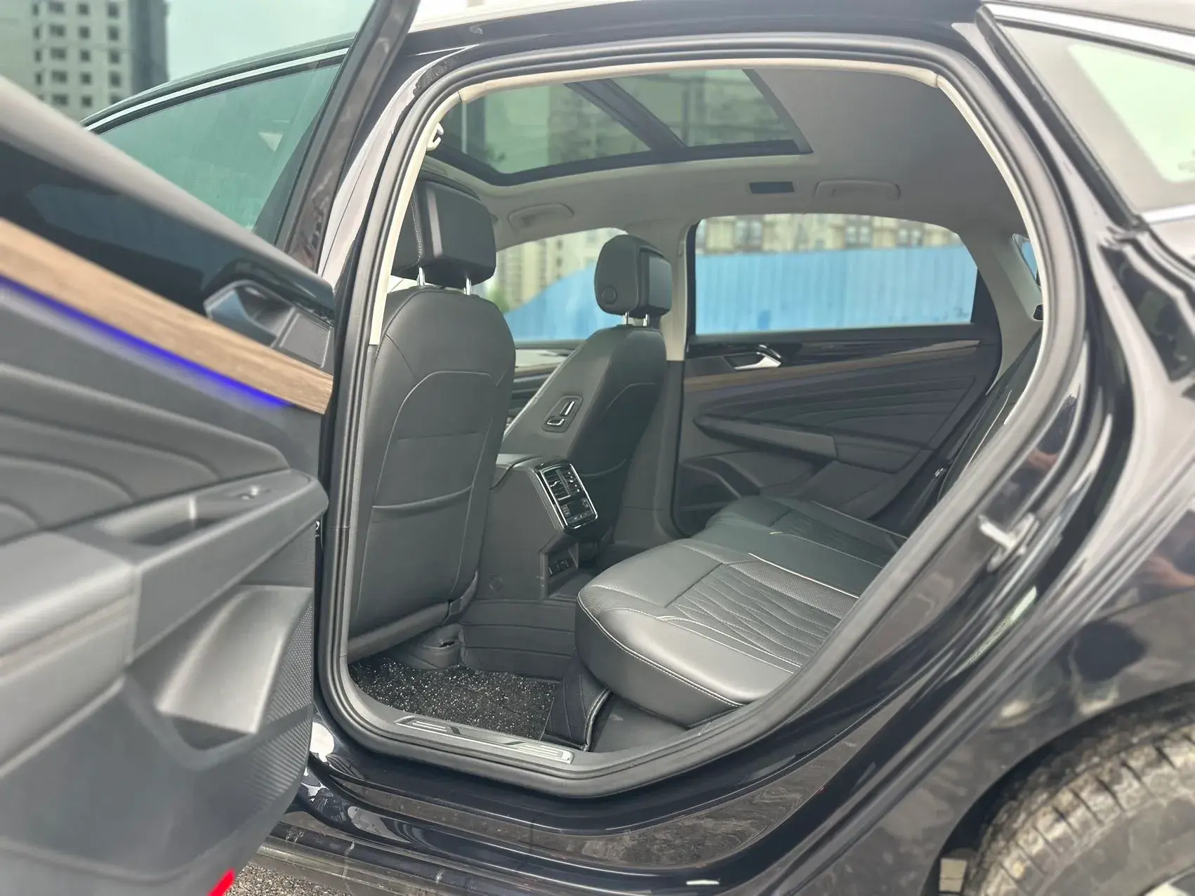 2021 VOLKSWAGEN PASSAT thumbnail 4