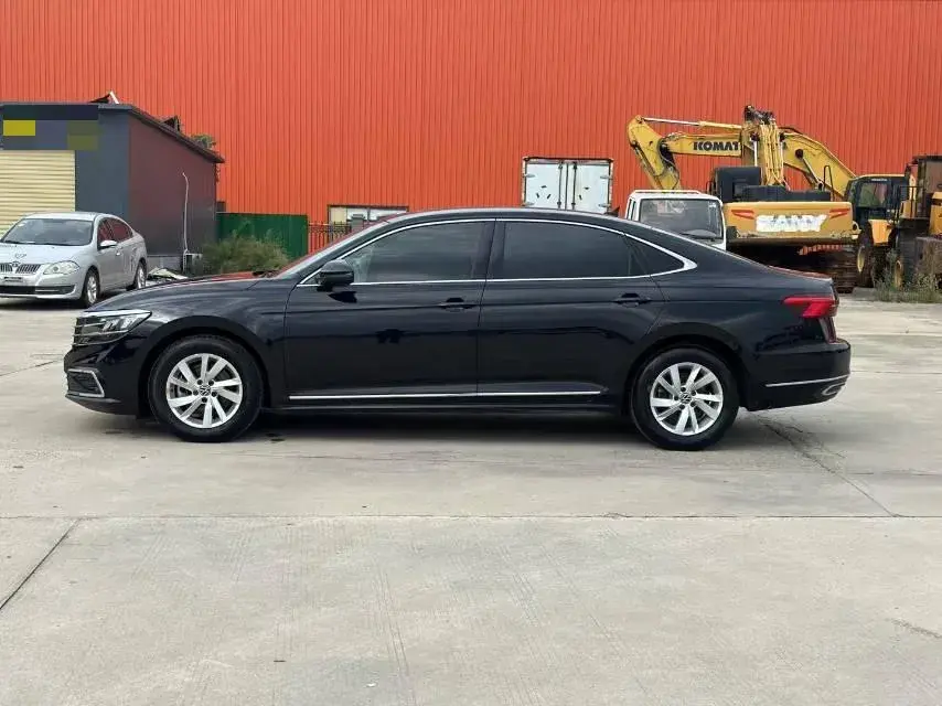 2021 VOLKSWAGEN PASSAT thumbnail 3