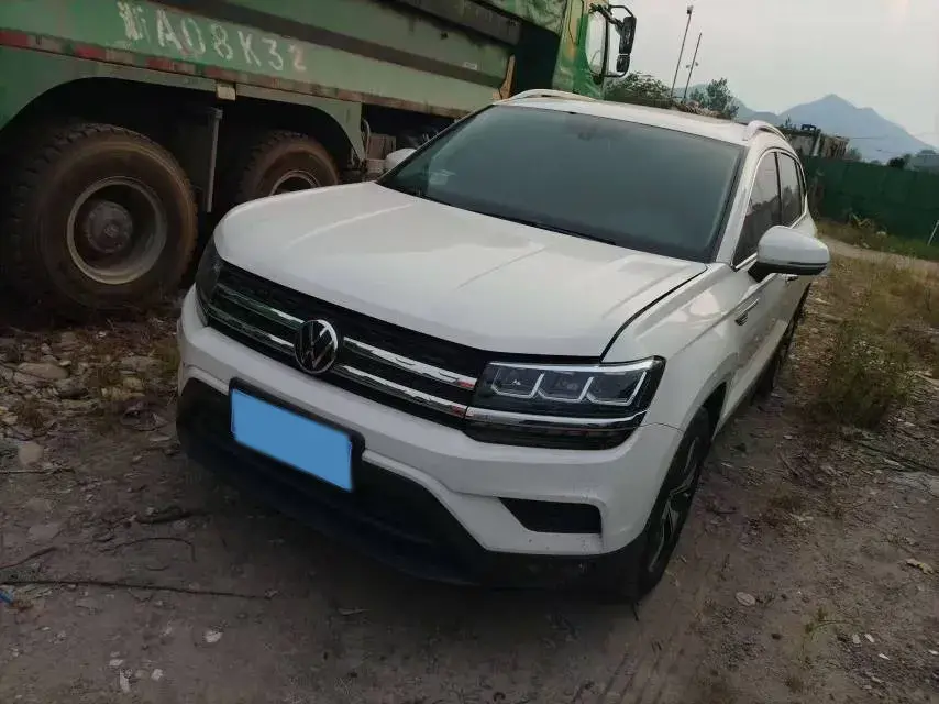 2021 VOLKSWAGEN THARU view 1