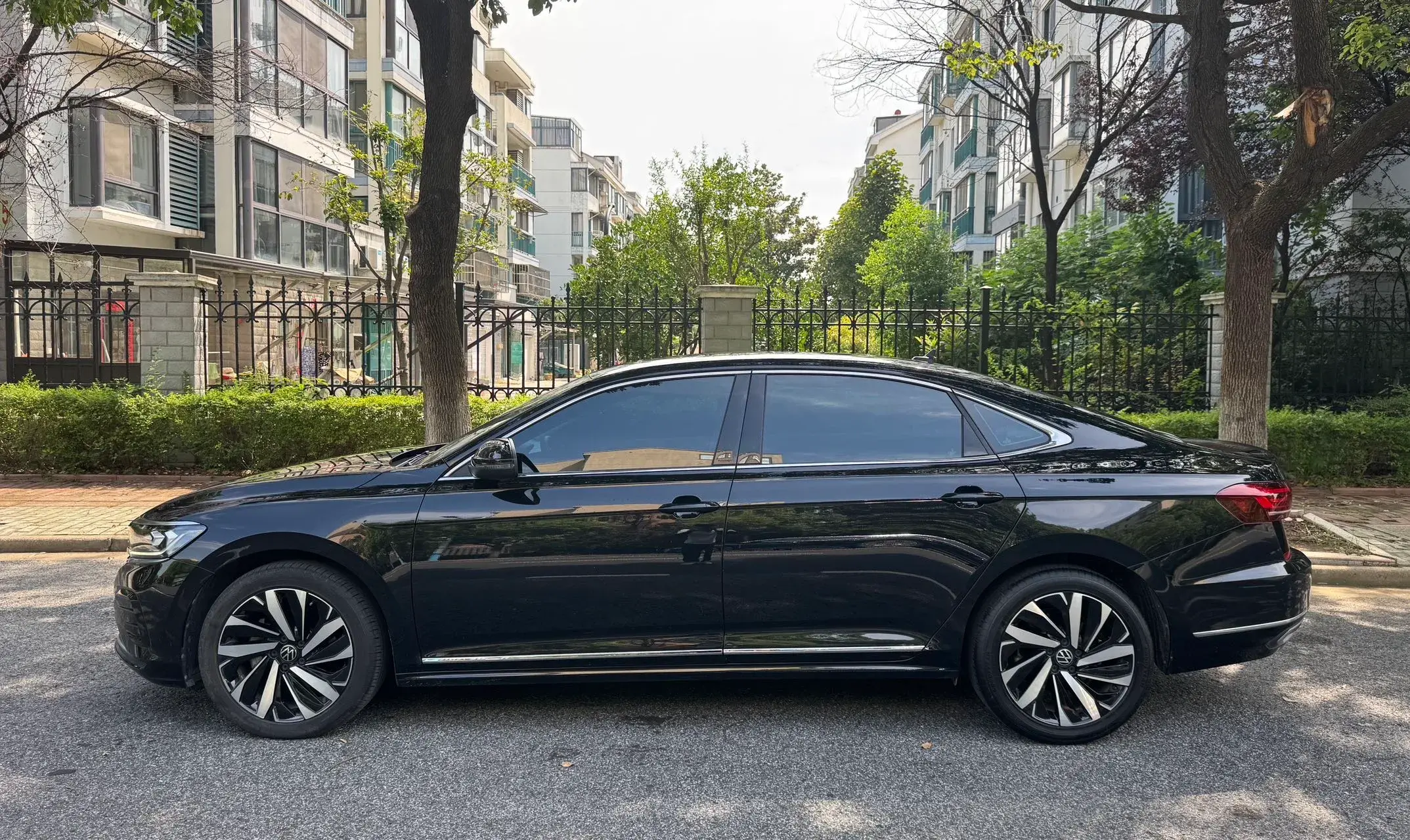 2022 VOLKSWAGEN PASSAT thumbnail 3