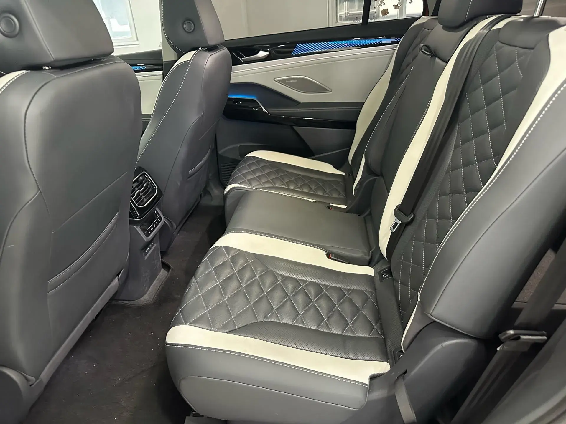 2022 VOLKSWAGEN ID.6 thumbnail 4