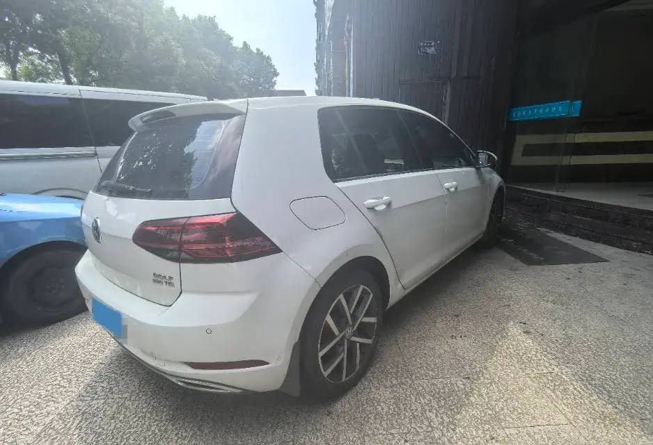 2019 VOLKSWAGEN GOLF thumbnail 3