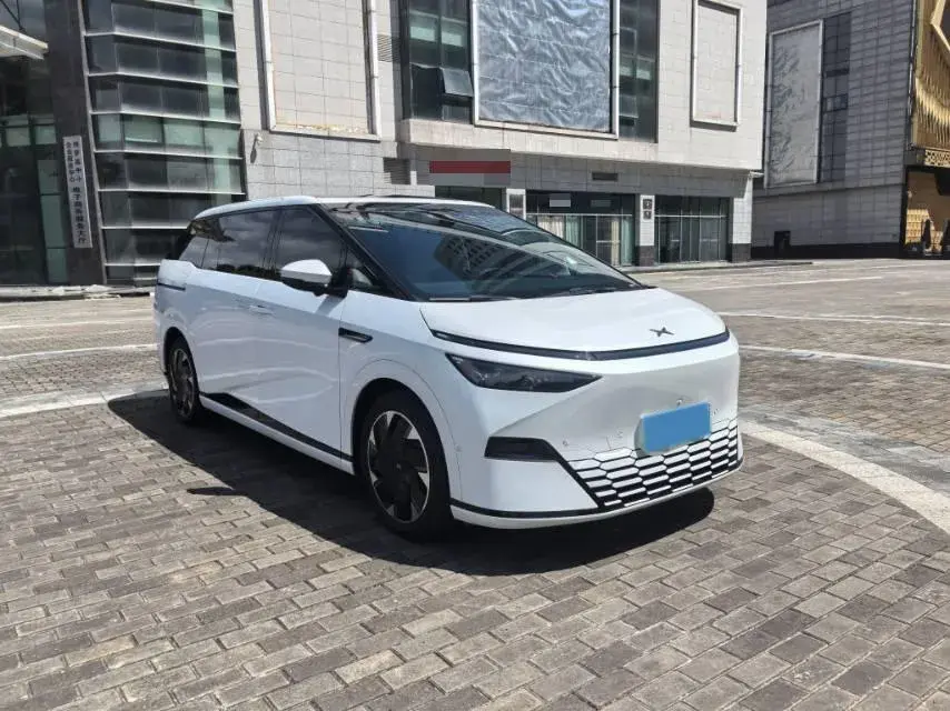 2024 XPENG X9 thumbnail 3