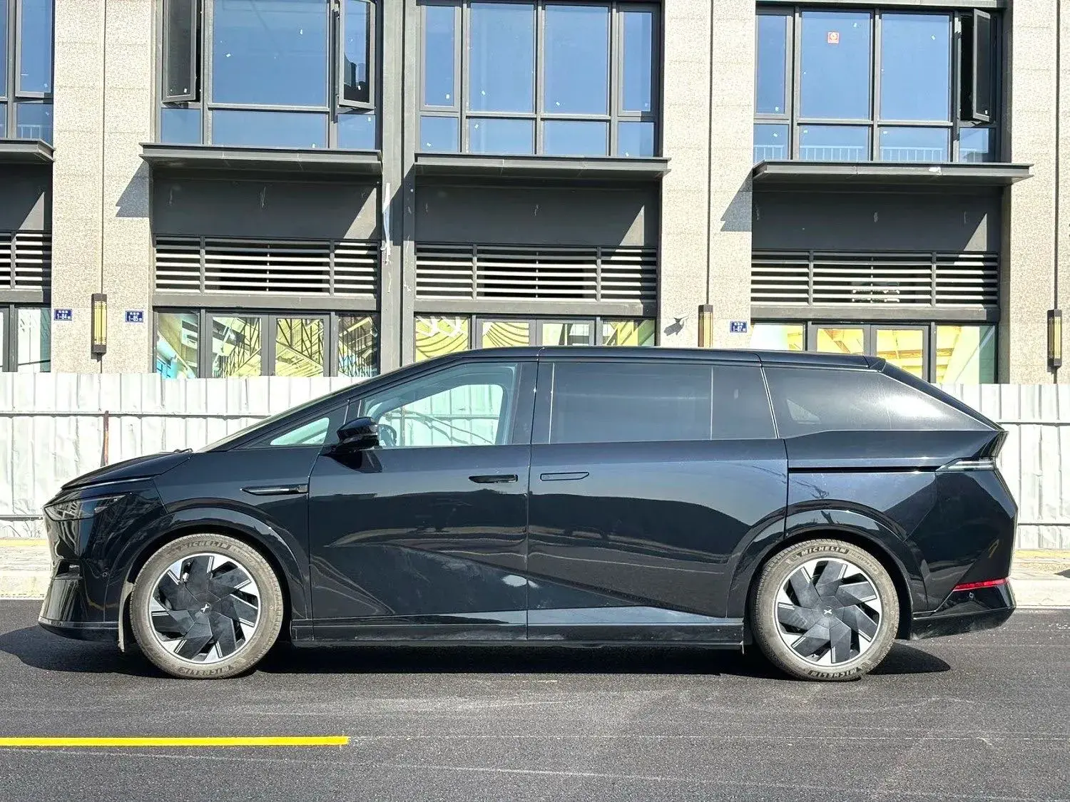 2024 XPENG X9 thumbnail 3