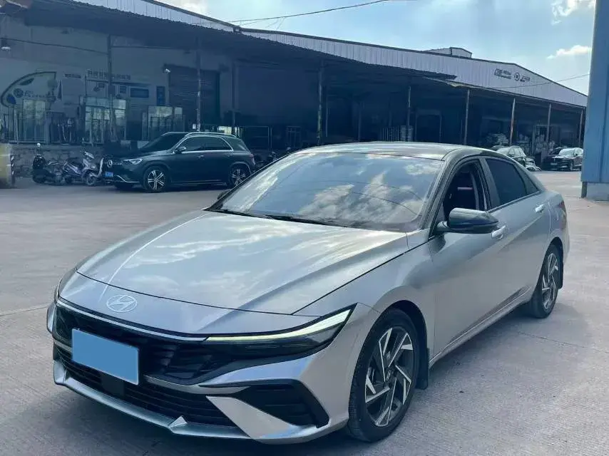 2023 HYUNDAI ELANTRA view 1