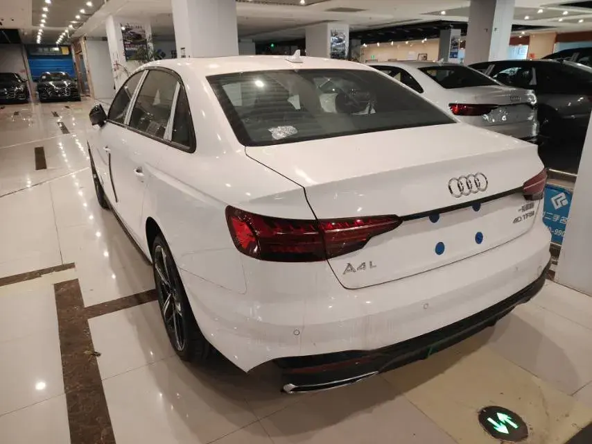 2025 AUDI A4L thumbnail 3