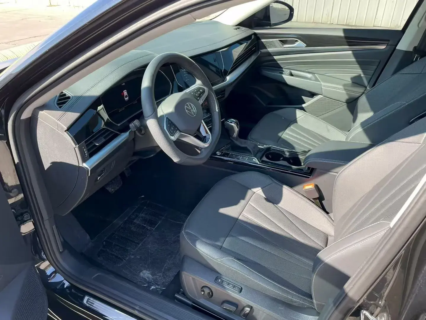 2024 VOLKSWAGEN PASSAT thumbnail 4