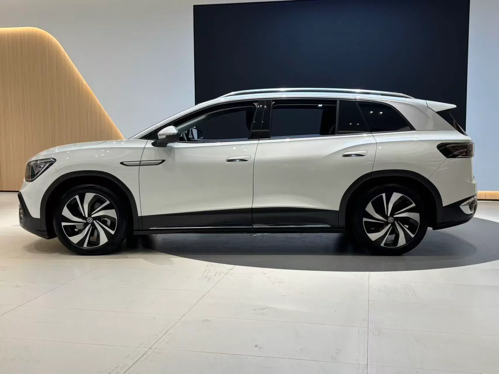 2022 VOLKSWAGEN ID.6 thumbnail 3