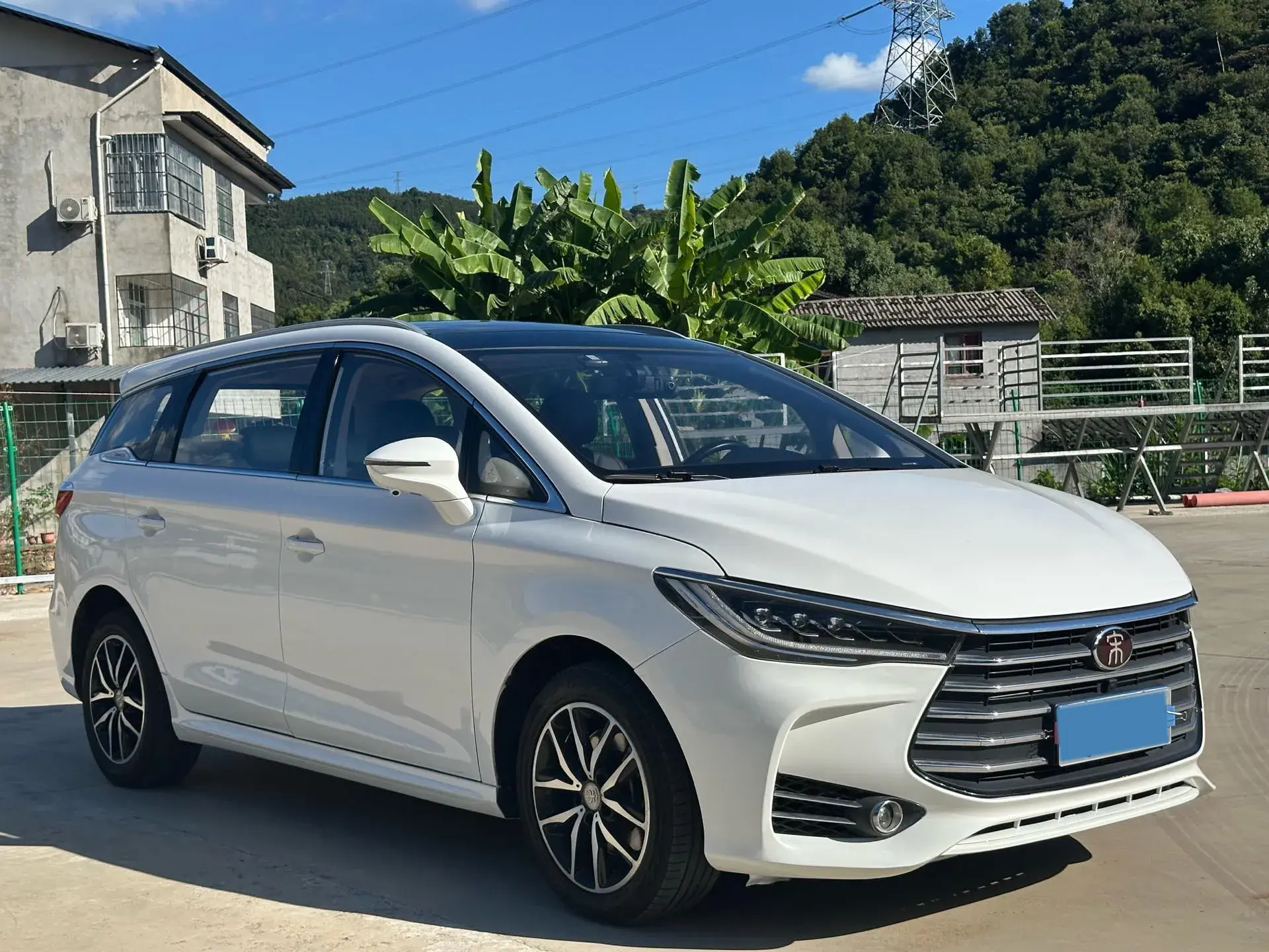 2017 BYD SONG thumbnail 3