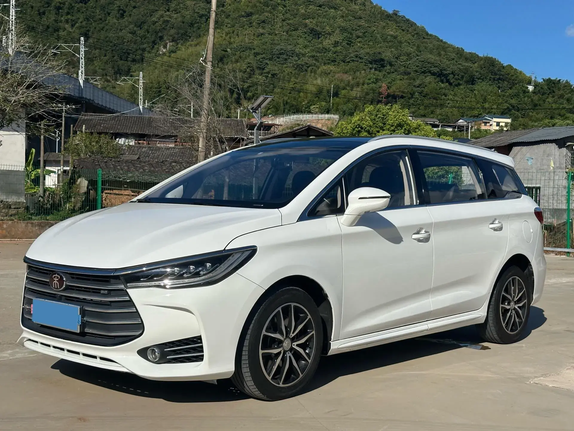 2017 BYD SONG view 1