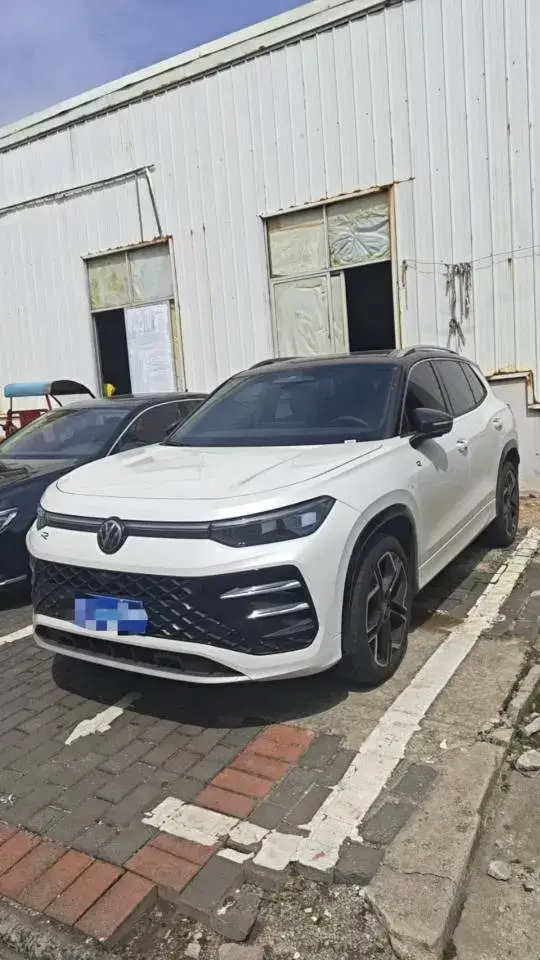 2025 VOLKSWAGEN TAYRON view 1