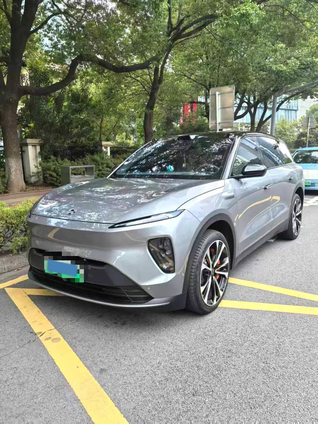 2024 NIO ES8 view 1