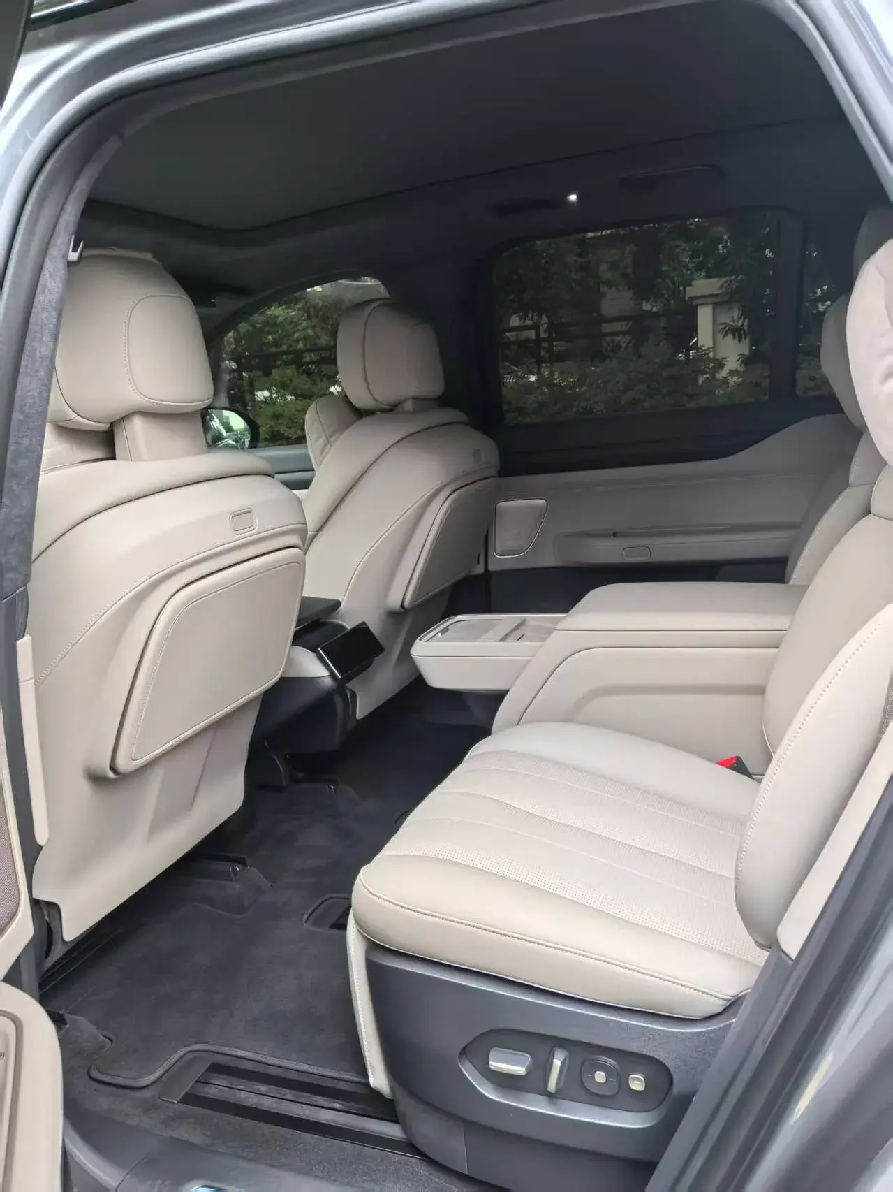 2024 NIO ES8 thumbnail 4