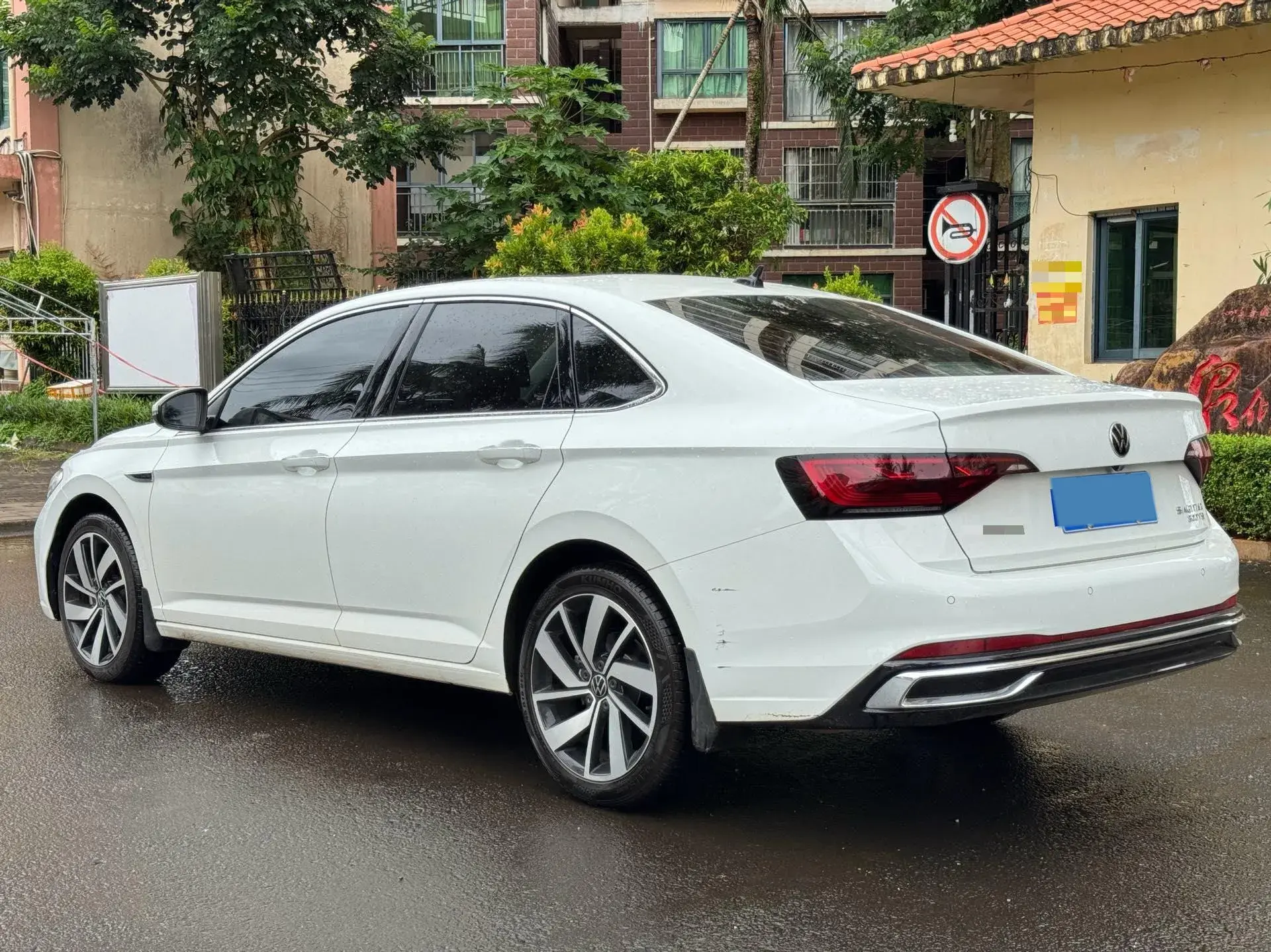 2024 VOLKSWAGEN SAGITAR thumbnail 3