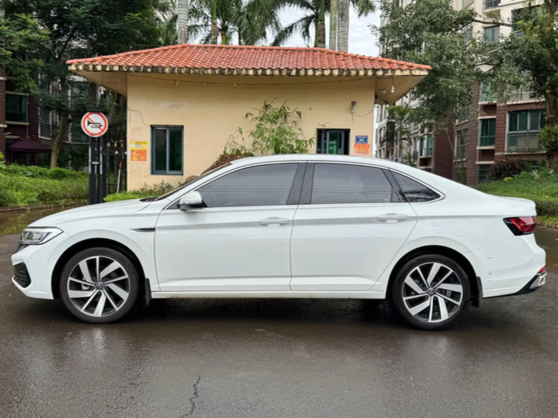 2024 VOLKSWAGEN SAGITAR thumbnail 2