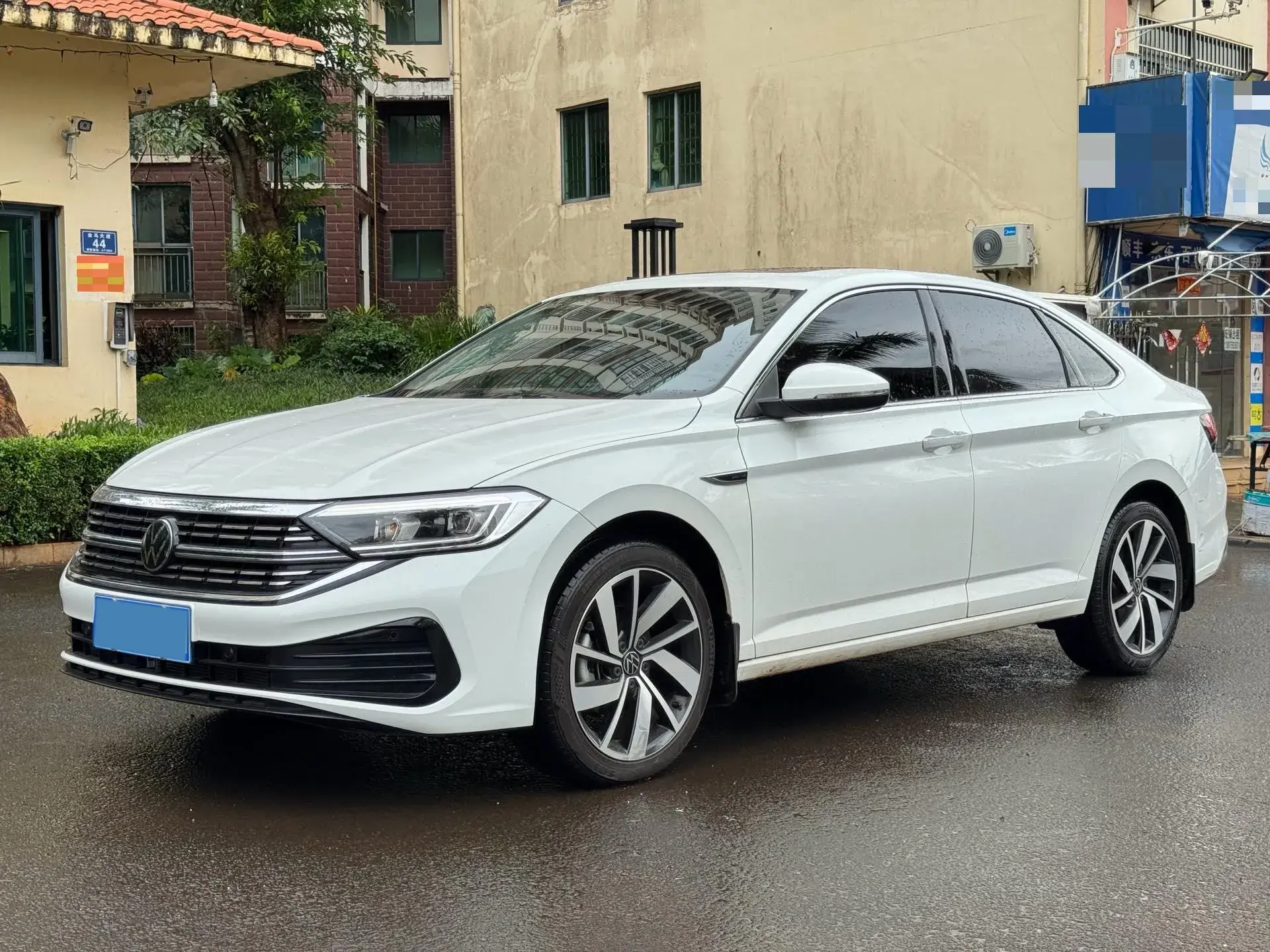 2024 VOLKSWAGEN SAGITAR view 1