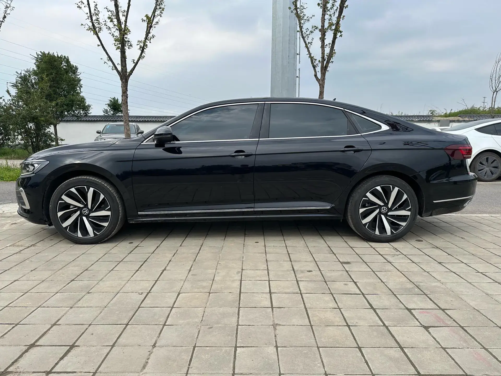 2025 VOLKSWAGEN PASSAT thumbnail 4