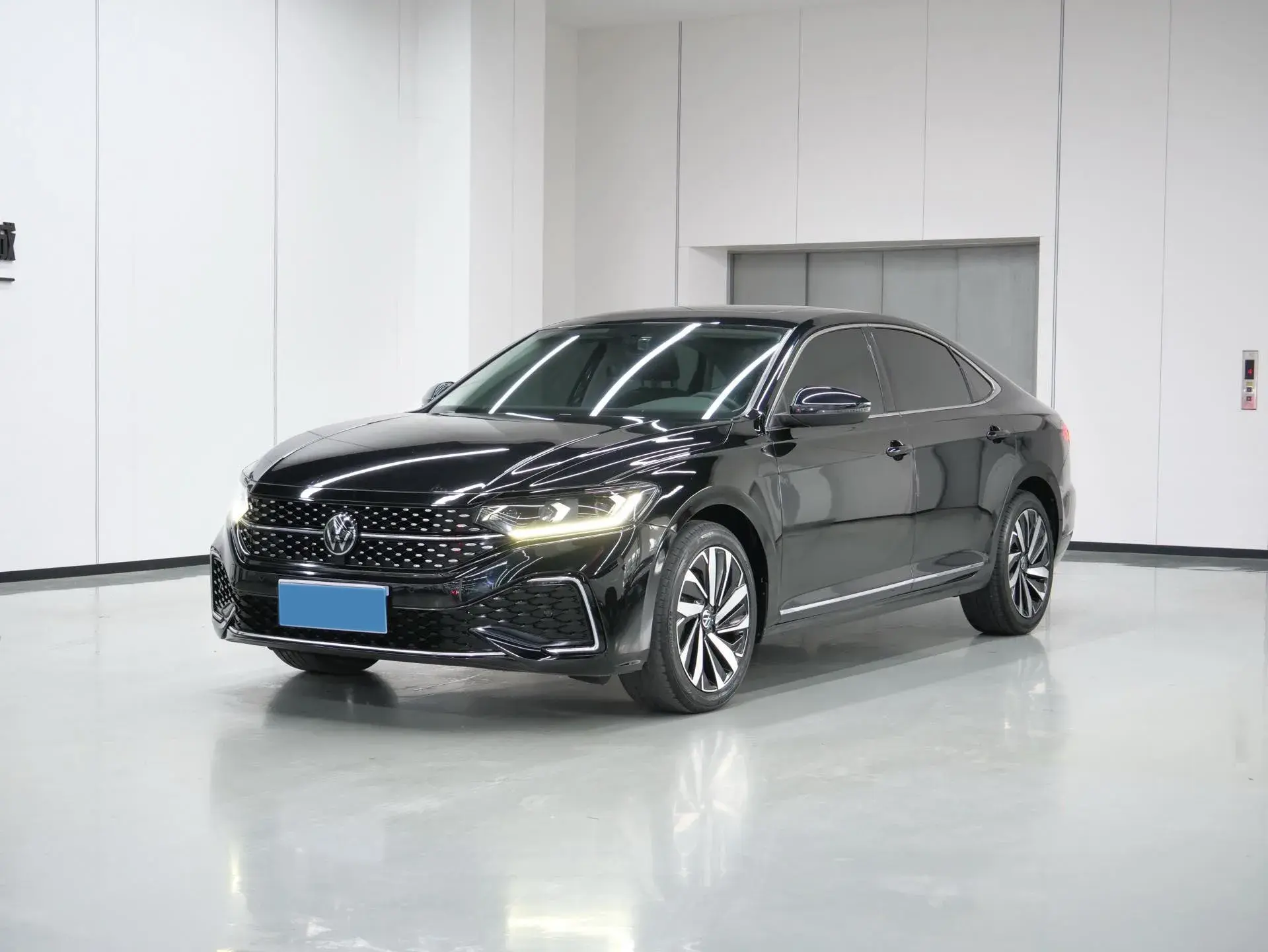 2023 VOLKSWAGEN PASSAT view 1