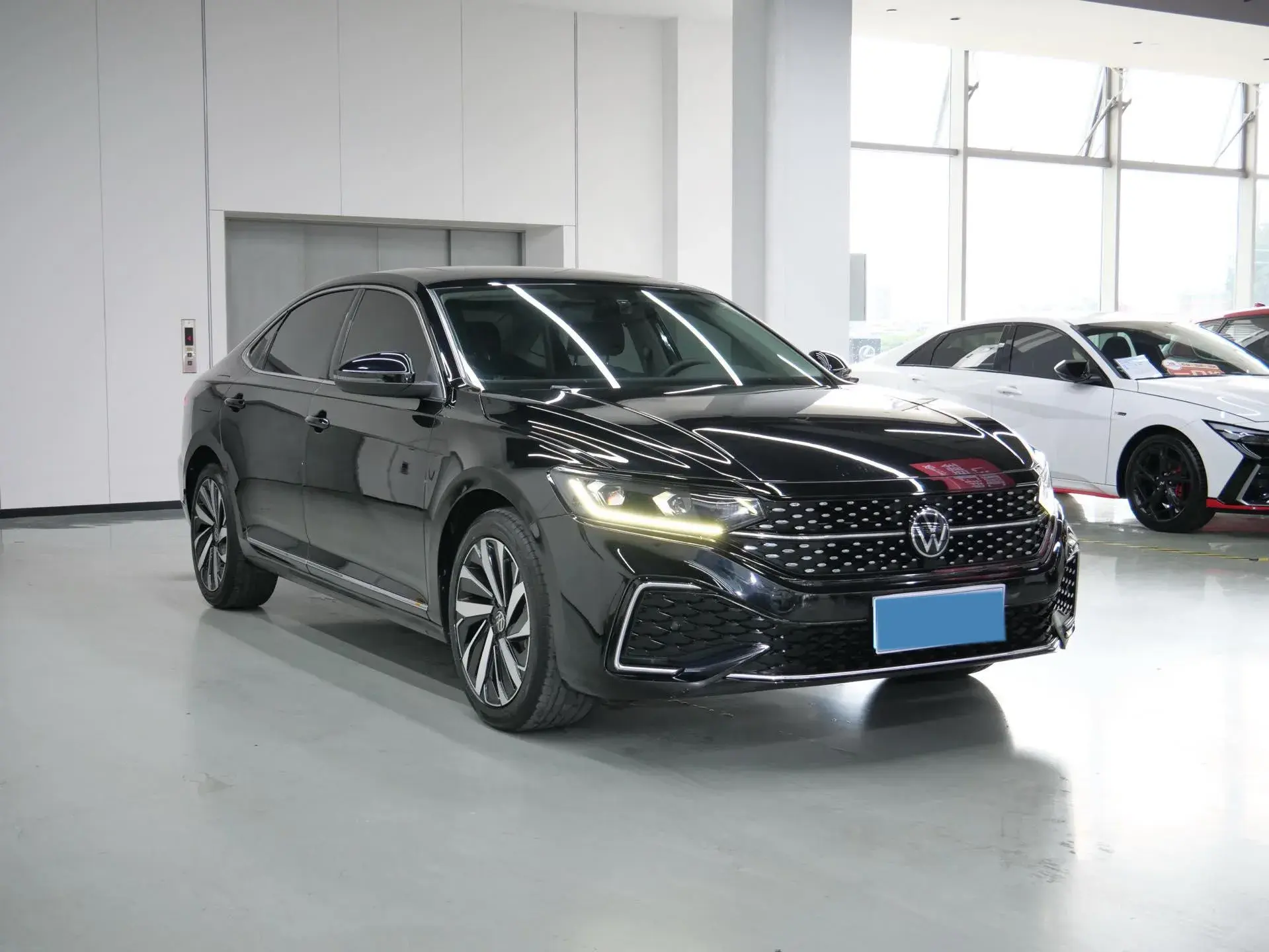 2023 VOLKSWAGEN PASSAT thumbnail 3