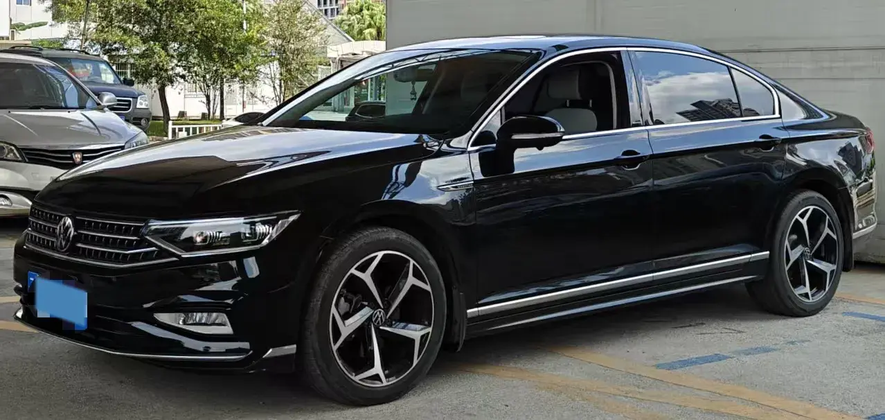 2023 VOLKSWAGEN MAGOTAN view 1