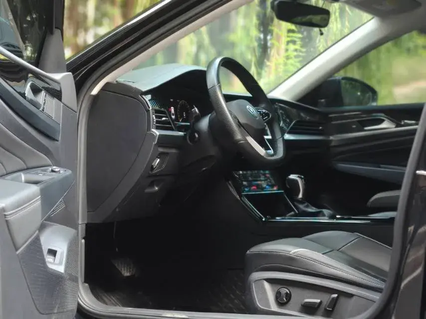 2023 VOLKSWAGEN PASSAT thumbnail 4