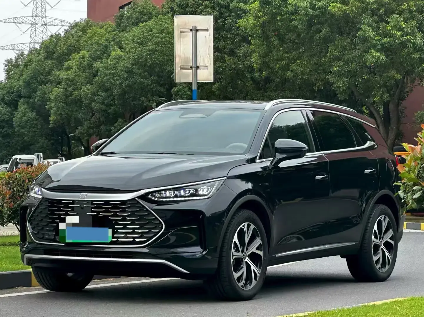 2025 BYD TANG view 1