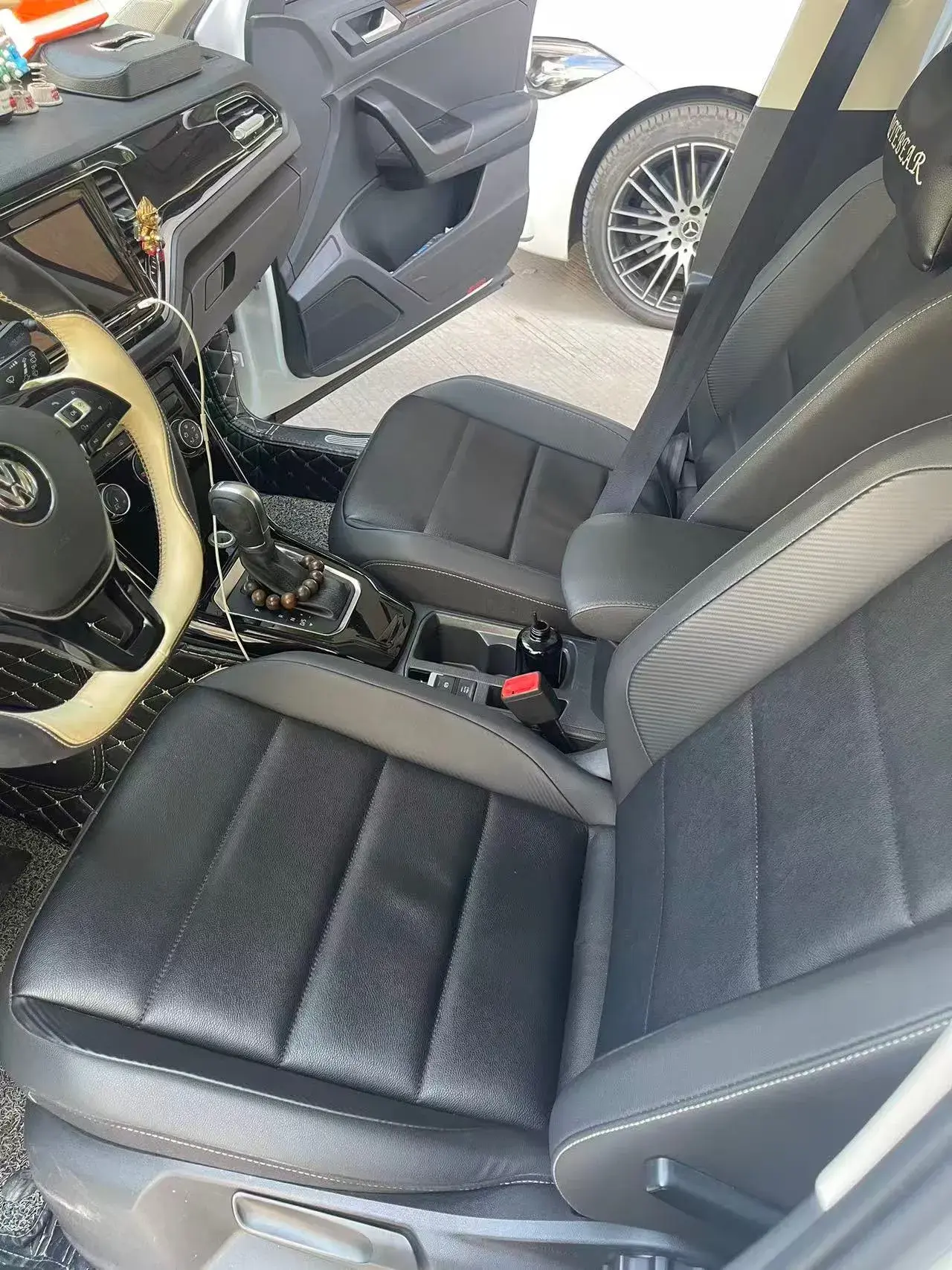 2019 VOLKSWAGEN T-ROC thumbnail 4