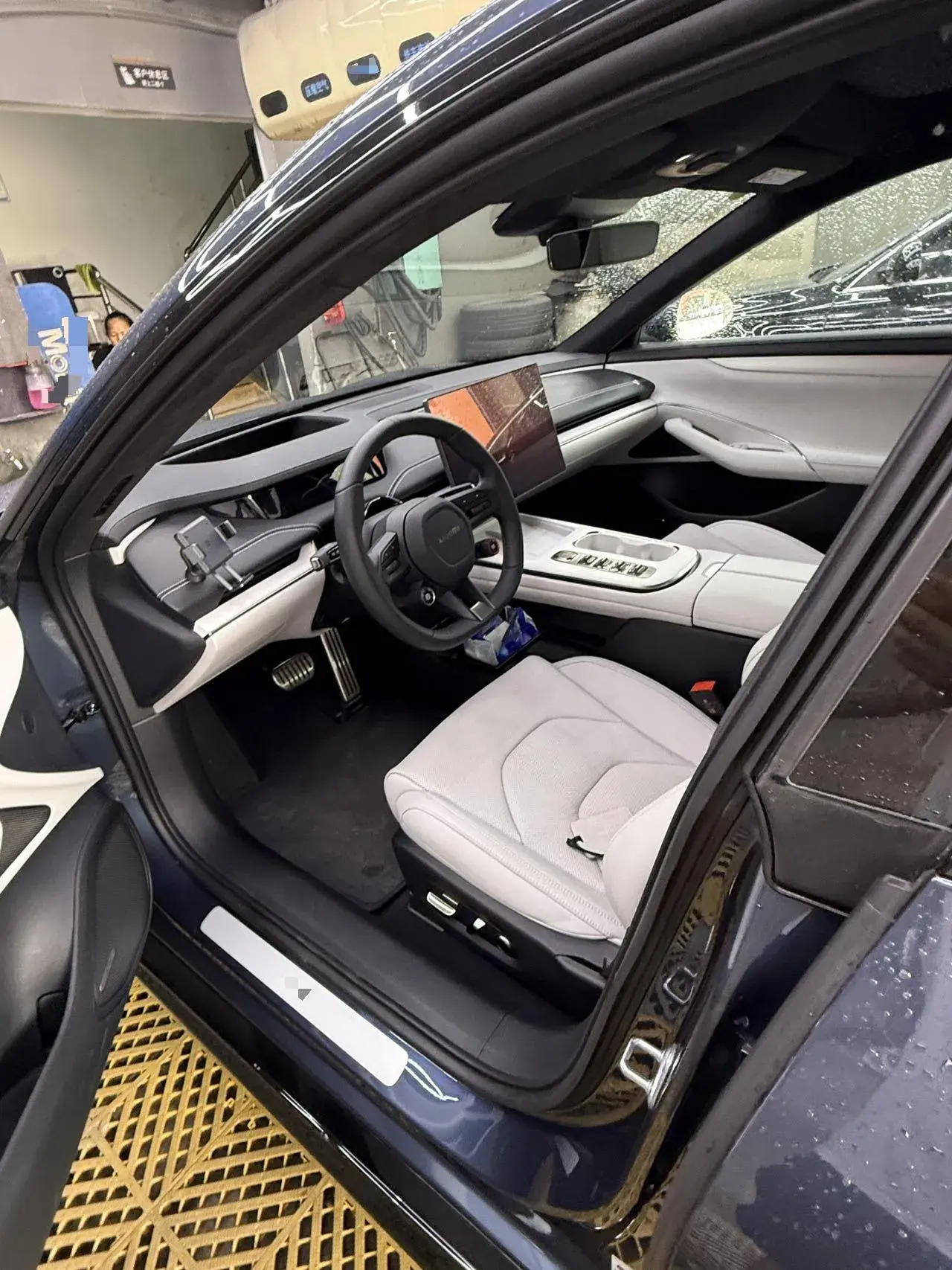 2024 MI SU7 thumbnail 3