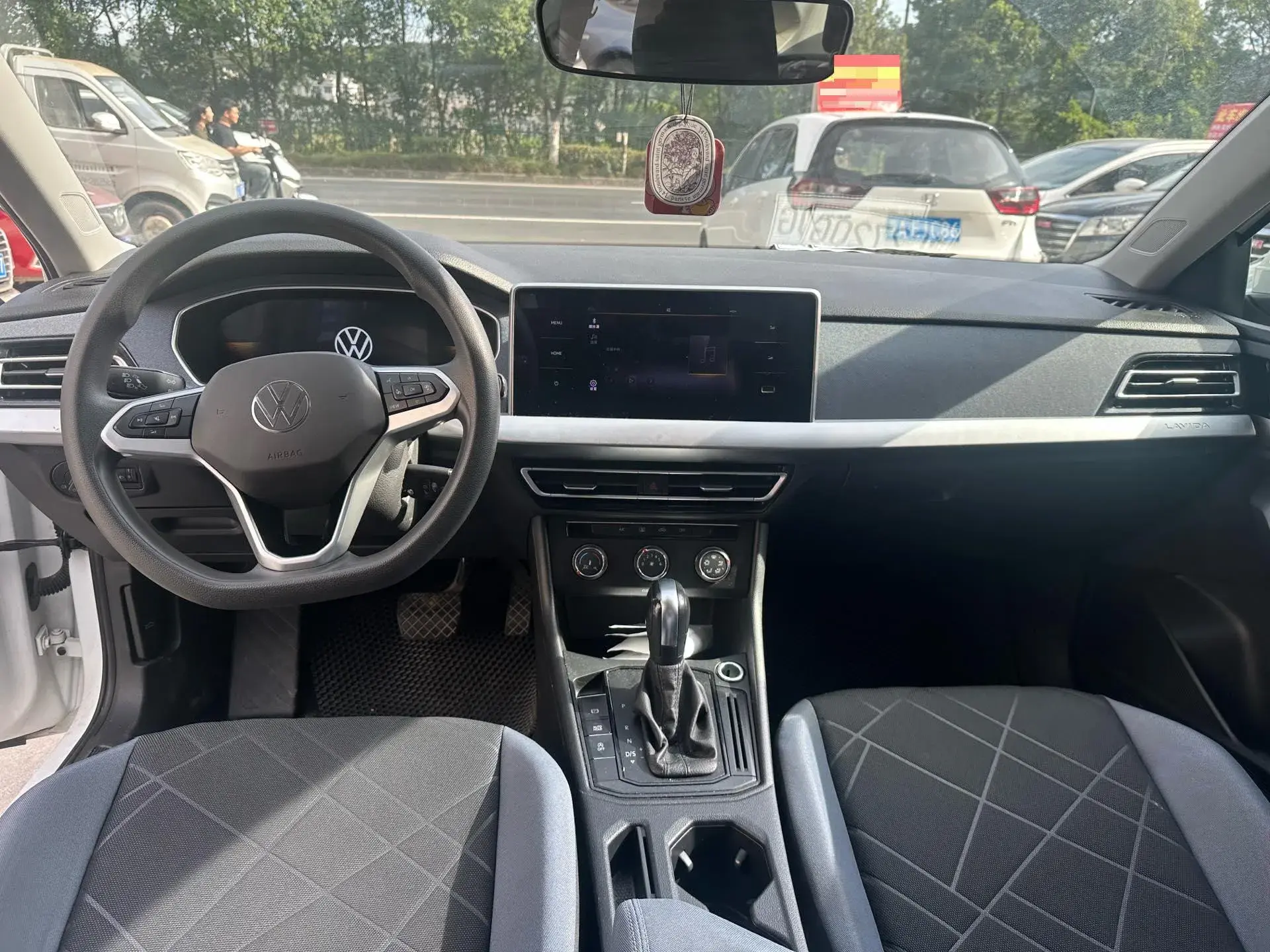 2023 VOLKSWAGEN LAVIDA thumbnail 3