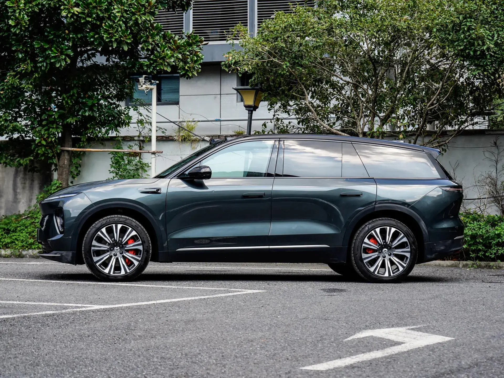 2023 NIO ES8 thumbnail 3