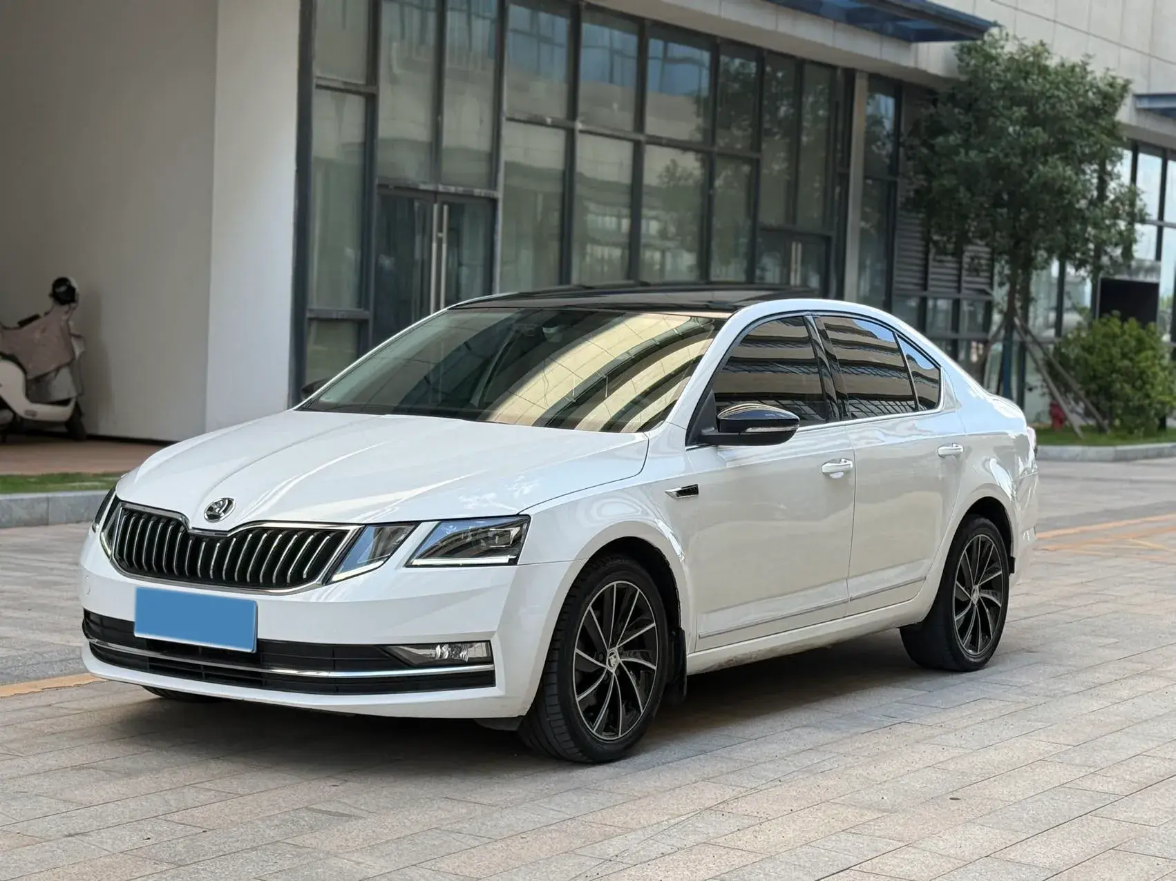 2019 SKODA OCTAVIA view 1
