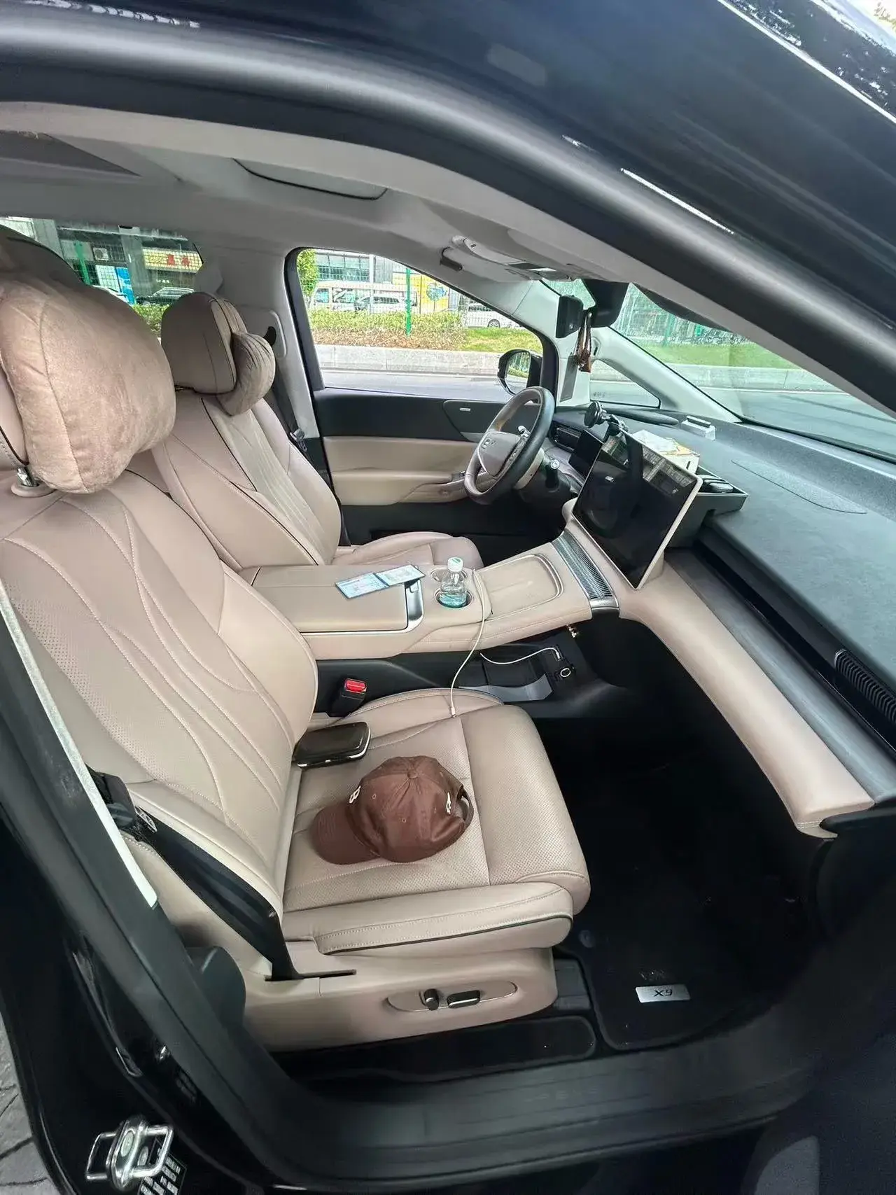 2024 XPENG X9 thumbnail 4