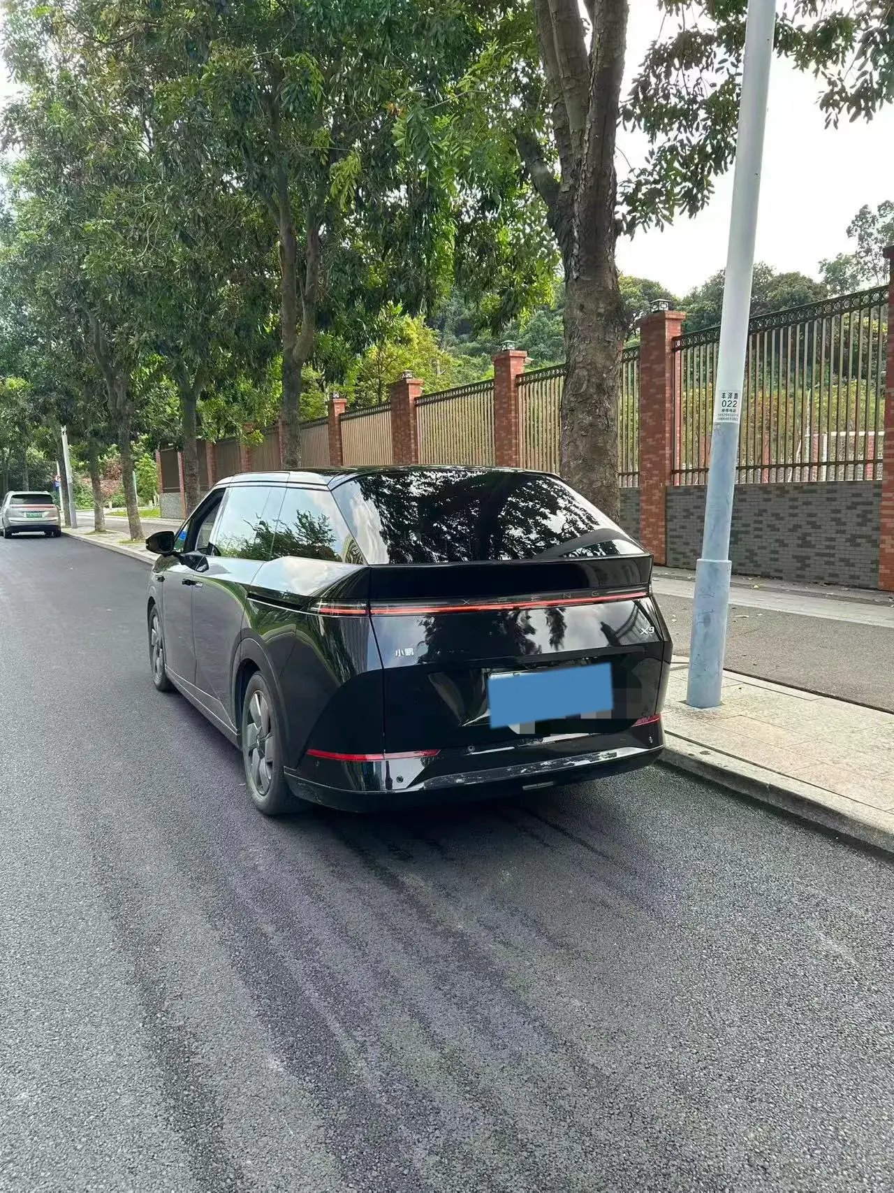 2024 XPENG X9 thumbnail 3