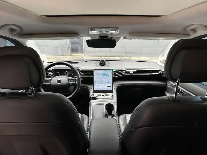 2020 NIO ES8 thumbnail 4