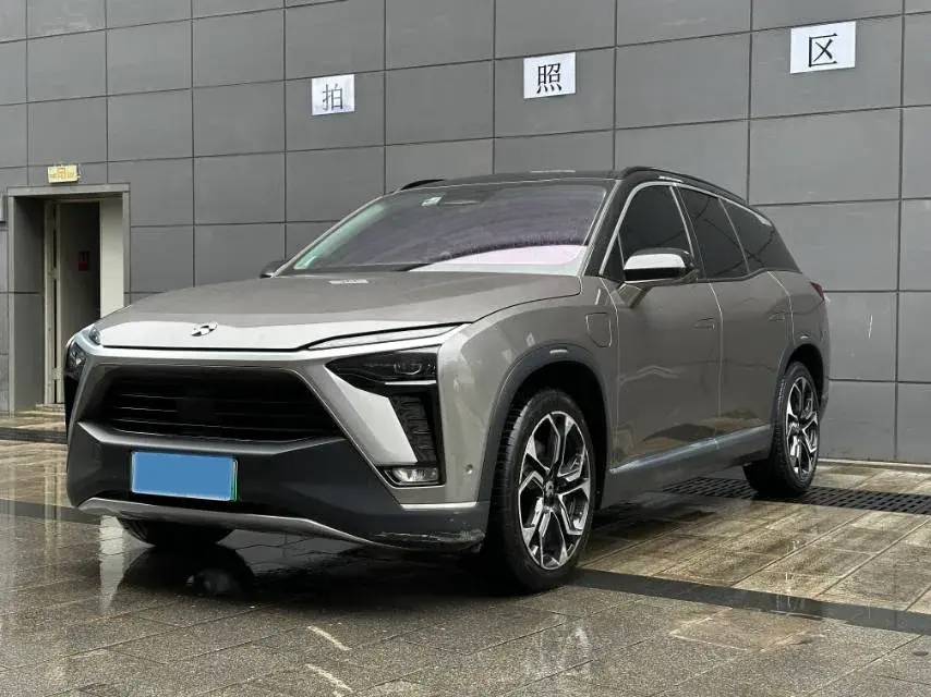 2020 NIO ES8 view 1