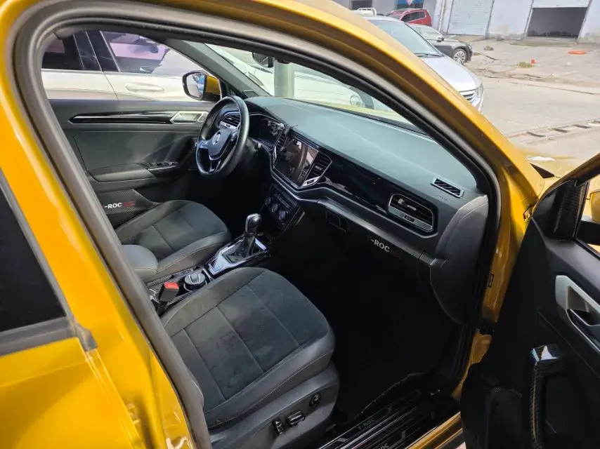 2018 VOLKSWAGEN T-ROC thumbnail 3