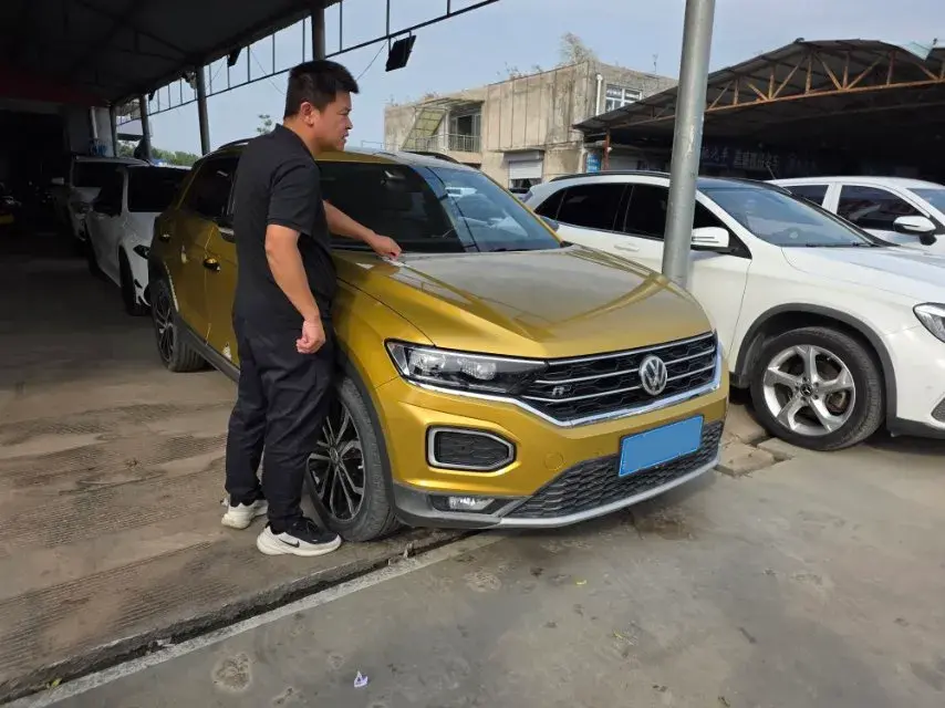 2018 VOLKSWAGEN T-ROC thumbnail 2