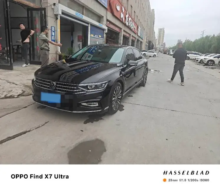 2023 VOLKSWAGEN MAGOTAN view 1