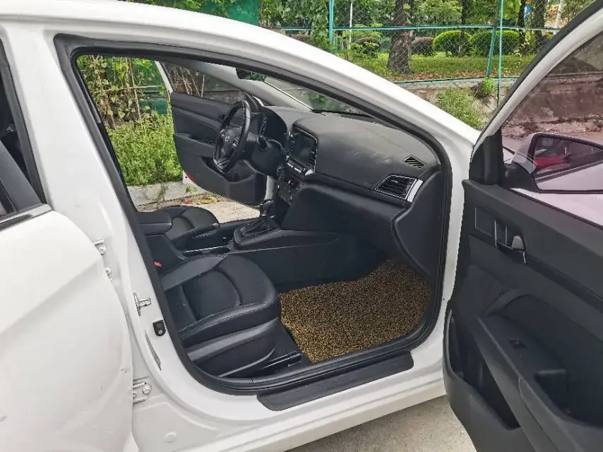 2018 HYUNDAI ELANTRA thumbnail 3