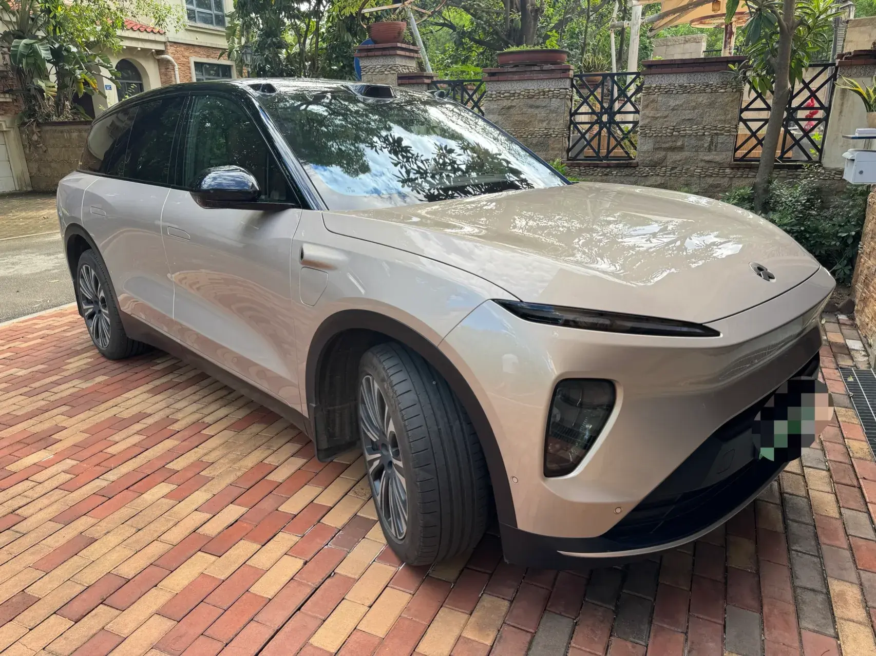 2024 NIO ES8 thumbnail 3