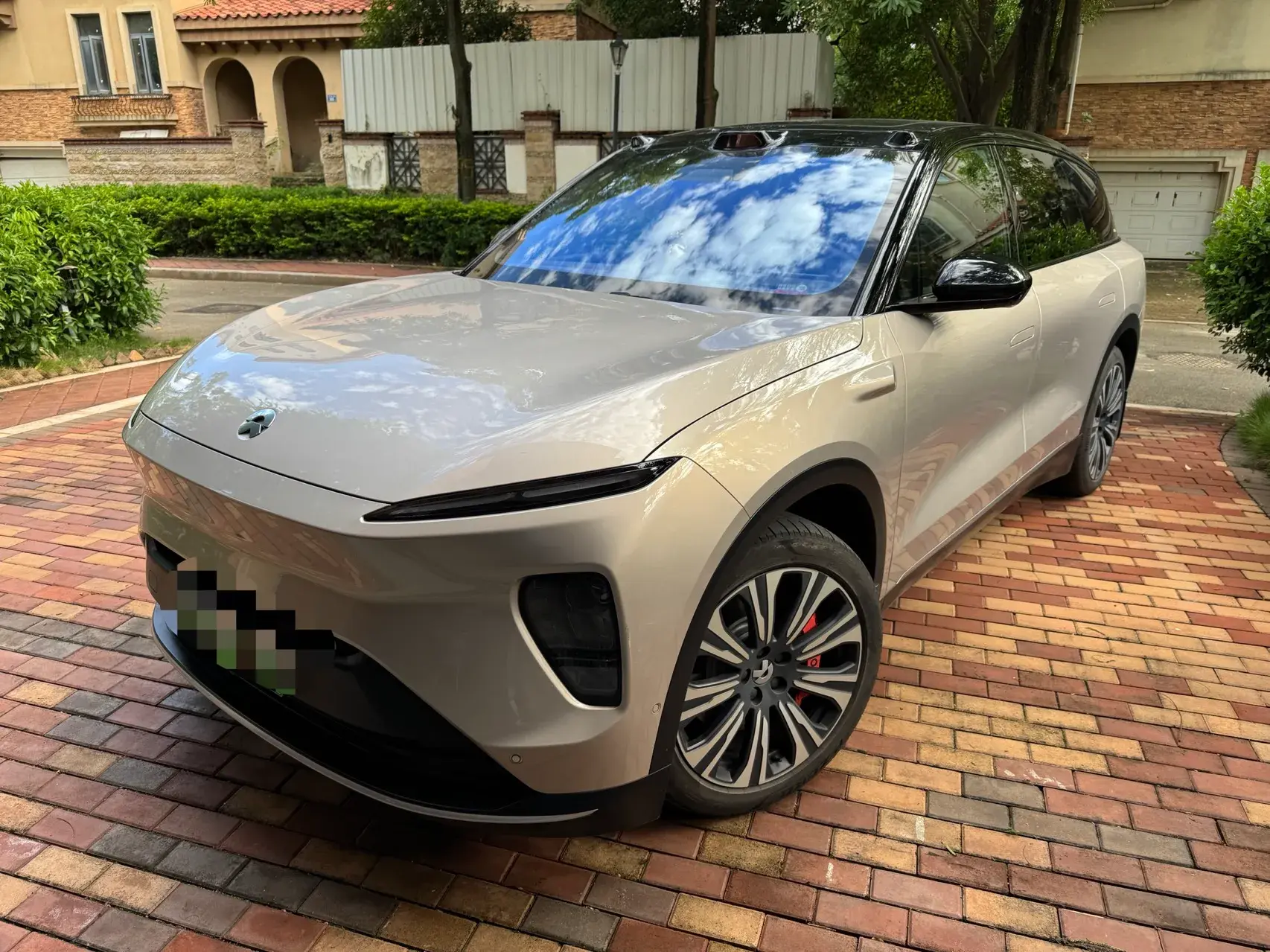 2024 NIO ES8 view 1