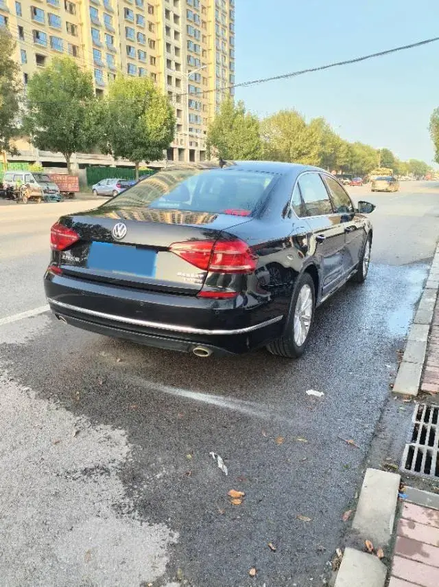 2017 VOLKSWAGEN PASSAT thumbnail 4