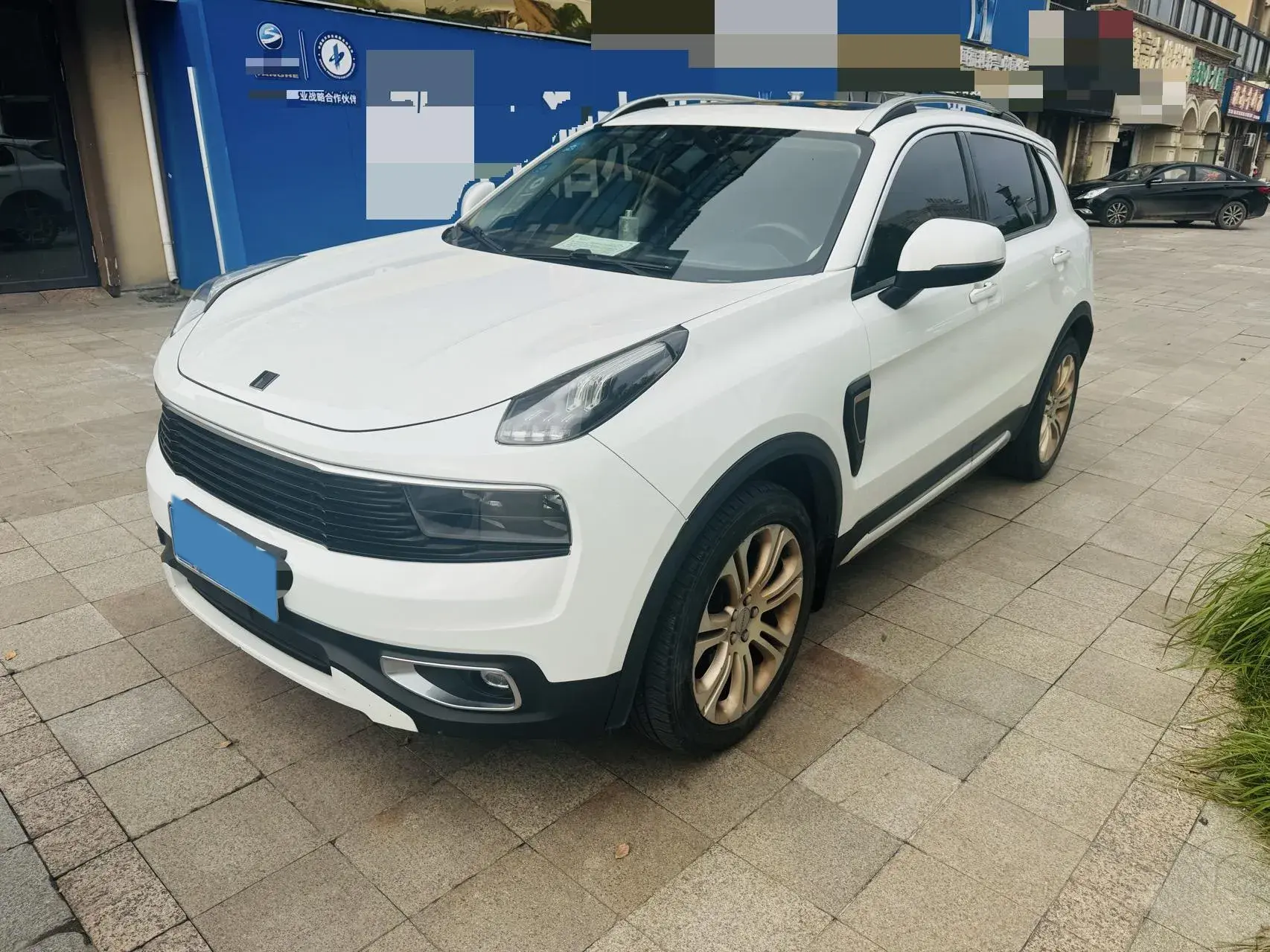 2017 LYNK&CO 01 view 1