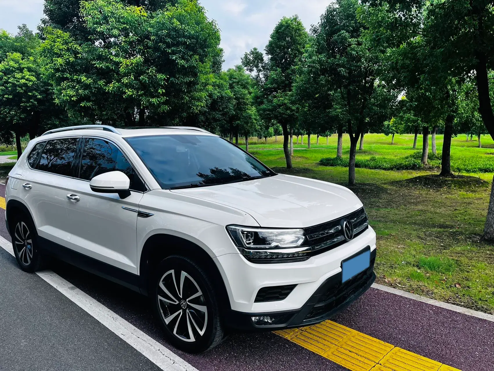 2022 VOLKSWAGEN THARU thumbnail 3