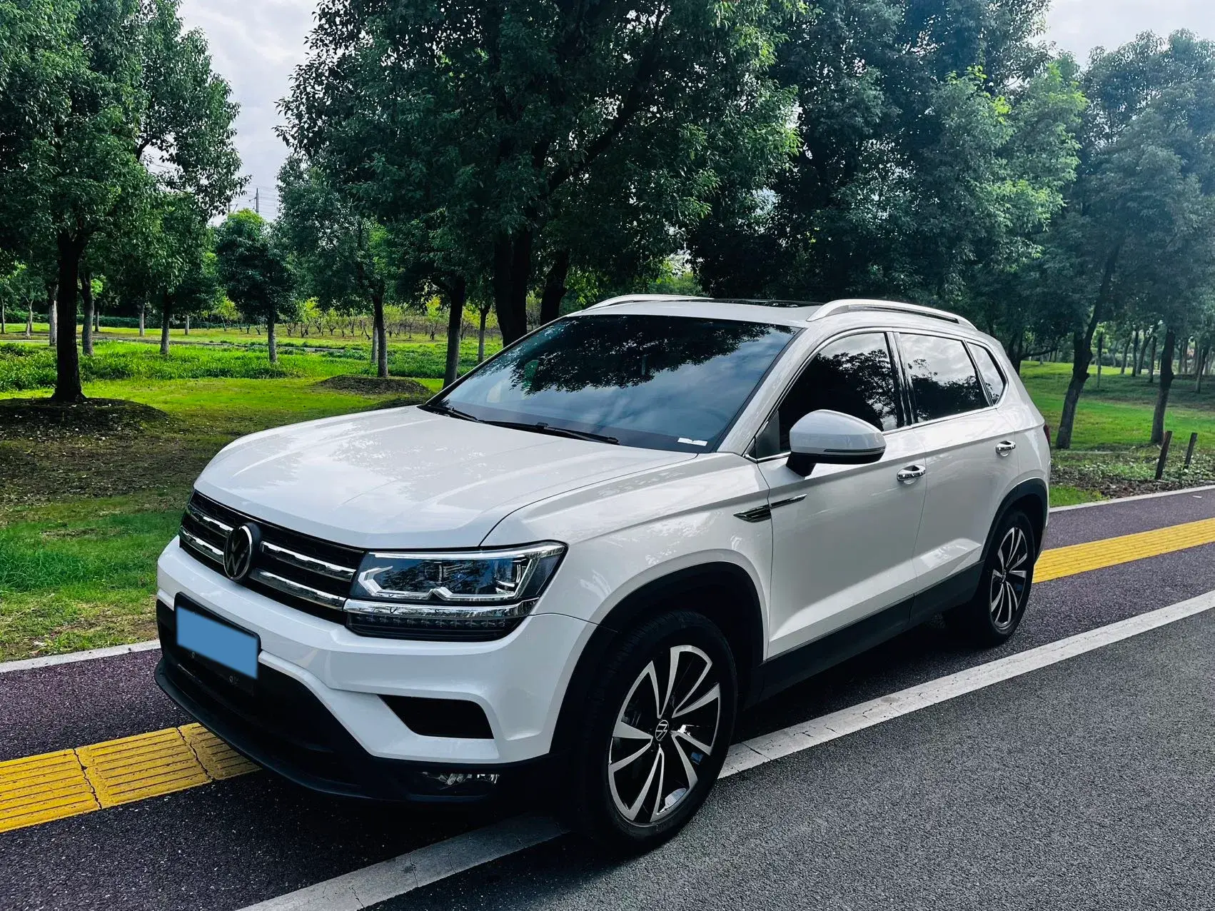 2022 VOLKSWAGEN THARU view 1