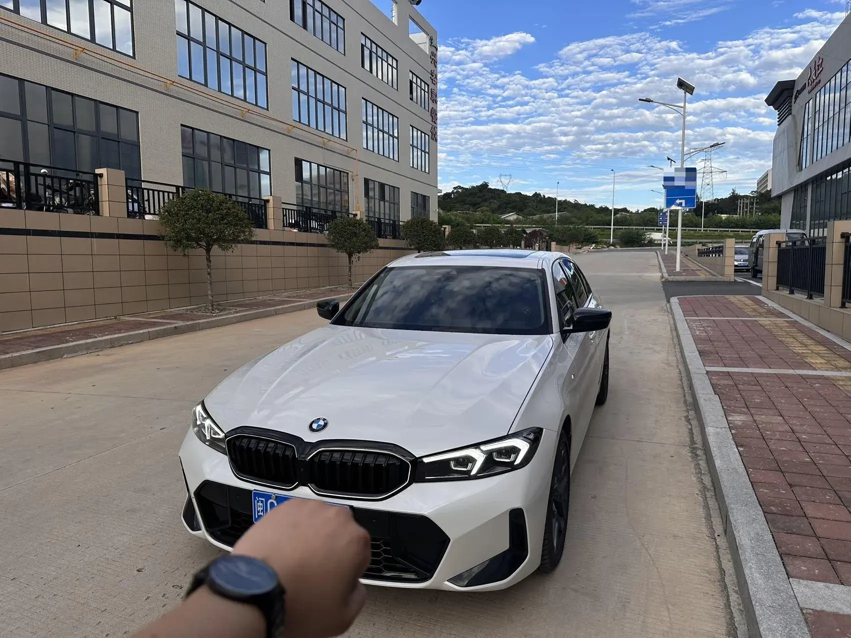 2025 BMW 3 view 1