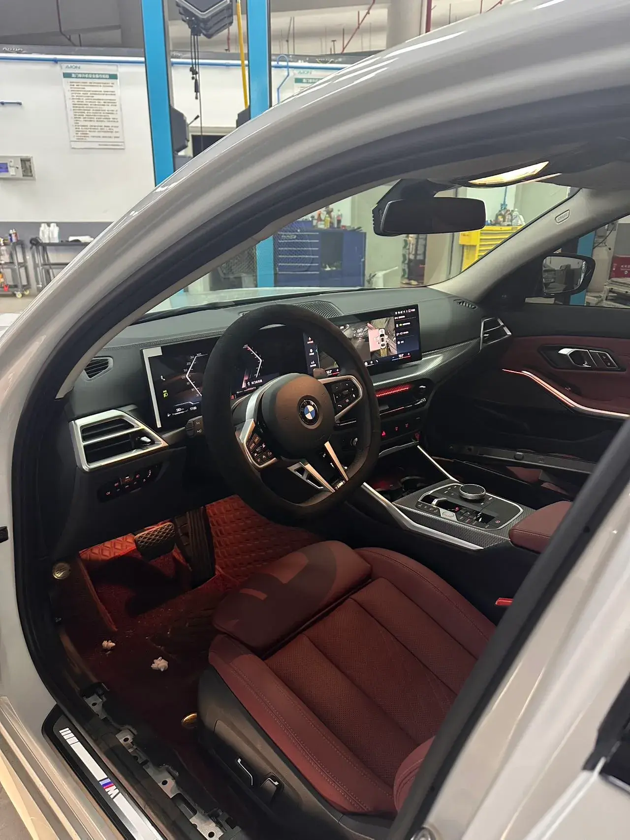 2025 BMW 3 thumbnail 3